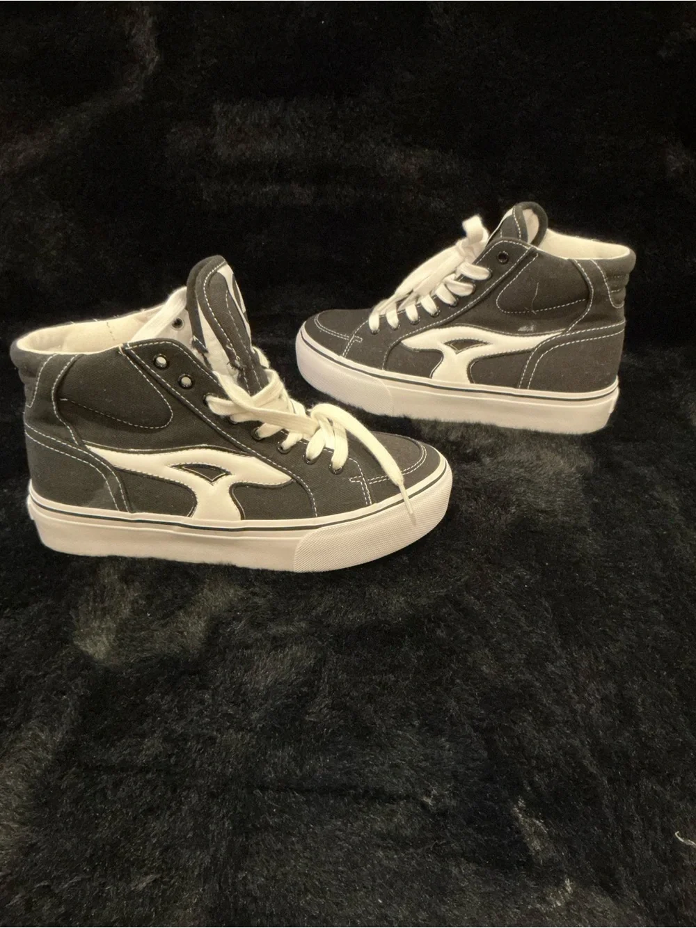 Airwalk Aurora Black and White Canvas High-Top Sneakers Size 7